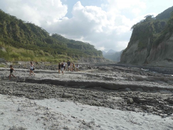 climbing mt pinatubo 1