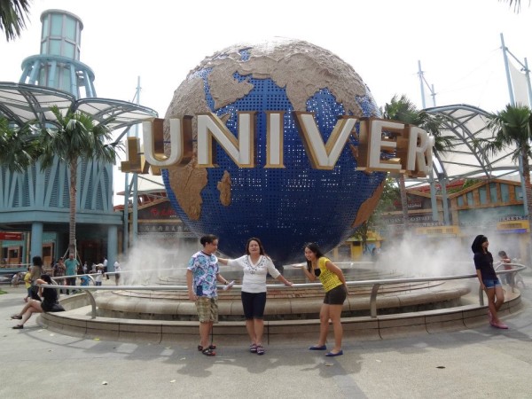 2.universal studios logo