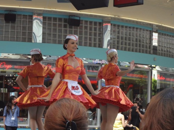 3.mel's drive-in waitresses