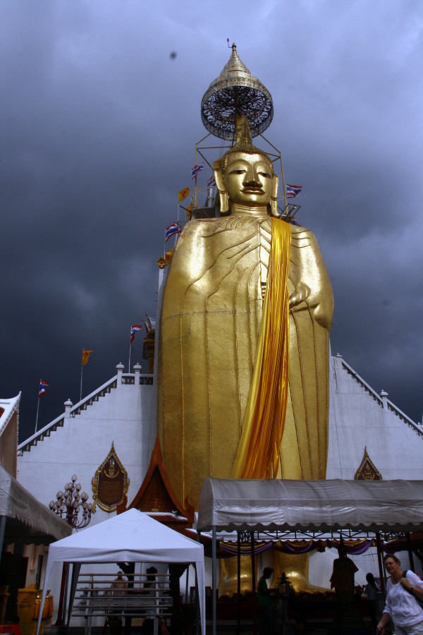 A rainy day greeted the Big Buddha at Wat Intharawihan.