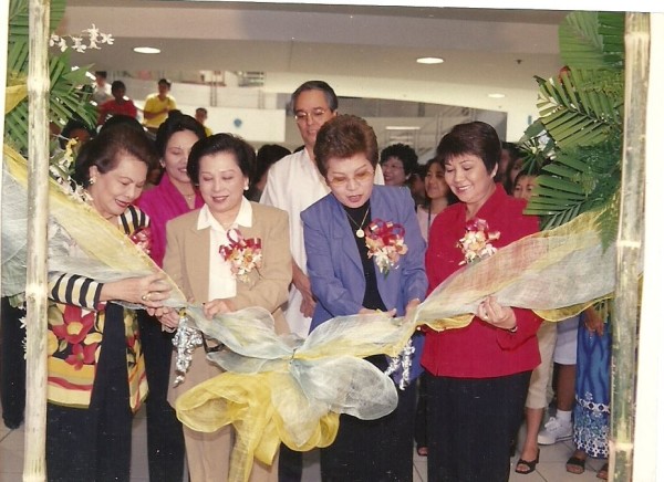To launch our new company, we had our a travel show at SM City Cebu with different suppliers for hotels , vacations packages and etc. Mom, Mrs. Dading Clemente and former regional director Dawnie Roa and Alice San Juan cut the ribbon.